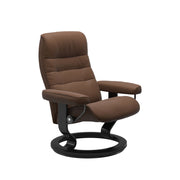 Stressless Opal M -lepotuoli ruskeana: Warm Brown 87 Batick-nahkaverhoilulla ja musta petsatulla -Classic-puujalustalla.