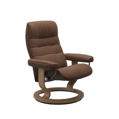 Stressless Opal M -lepotuoli ruskeana: Warm Brown 87 Batick-nahkaverhoilulla ja tammi petsatulla -Classic-puujalustalla.