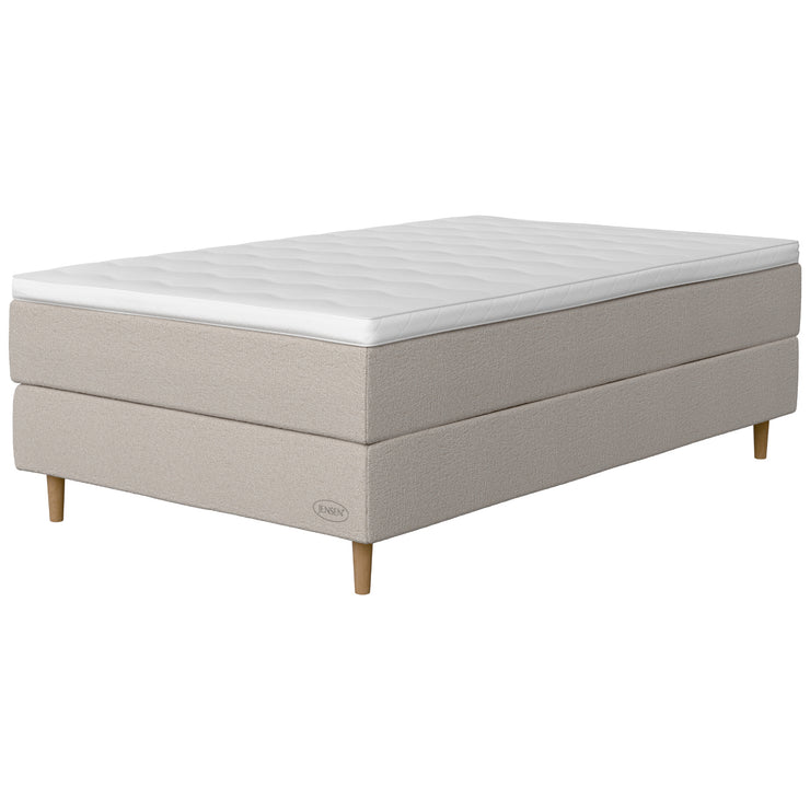 Jensen Opal -jenkkisängyn hiekanvärinen Sand 185 verhoilu ja 14 cm korkeat luonnonväriset Conic-tammijalat. Sleep 2 -sijauspatja ja jalat sisältyvät hintaan.