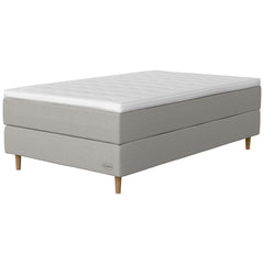 Jensen Opal -jenkkisängyn vaaleanharmaa Light Grey 186 verhoilu ja 14 cm korkeat luonnonväriset Conic-tammijalat. Sleep 2 -sijauspatja ja jalat sisältyvät hintaan.