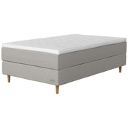 Jensen Opal -jenkkisängyn vaaleanharmaa Light Grey 186 verhoilu ja 14 cm korkeat luonnonväriset Conic-tammijalat. Sleep 2 -sijauspatja ja jalat sisältyvät hintaan.