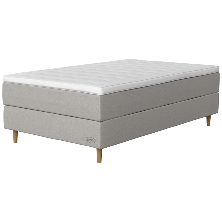 Jensen Opal -jenkkisängyn vaaleanharmaa Light Grey 186 verhoilu ja 14 cm korkeat luonnonväriset Conic-tammijalat. Sleep 2 -sijauspatja ja jalat sisältyvät hintaan.