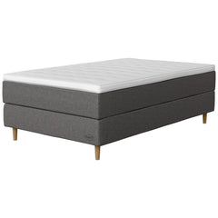 Jensen Opal -jenkkisängyn harmaa Grey 187 verhoilu ja 14 cm korkeat luonnonväriset Conic-tammijalat. Sleep 2 -sijauspatja ja jalat sisältyvät hintaan. 