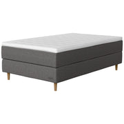 Jensen Opal -jenkkisängyn harmaa Grey 187 verhoilu ja 14 cm korkeat luonnonväriset Conic-tammijalat. Sleep 2 -sijauspatja ja jalat sisältyvät hintaan. 