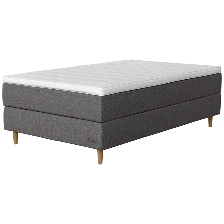 Jensen Opal -jenkkisängyn harmaa Grey 187 verhoilu ja 14 cm korkeat luonnonväriset Conic-tammijalat. Sleep 2 -sijauspatja ja jalat sisältyvät hintaan. 