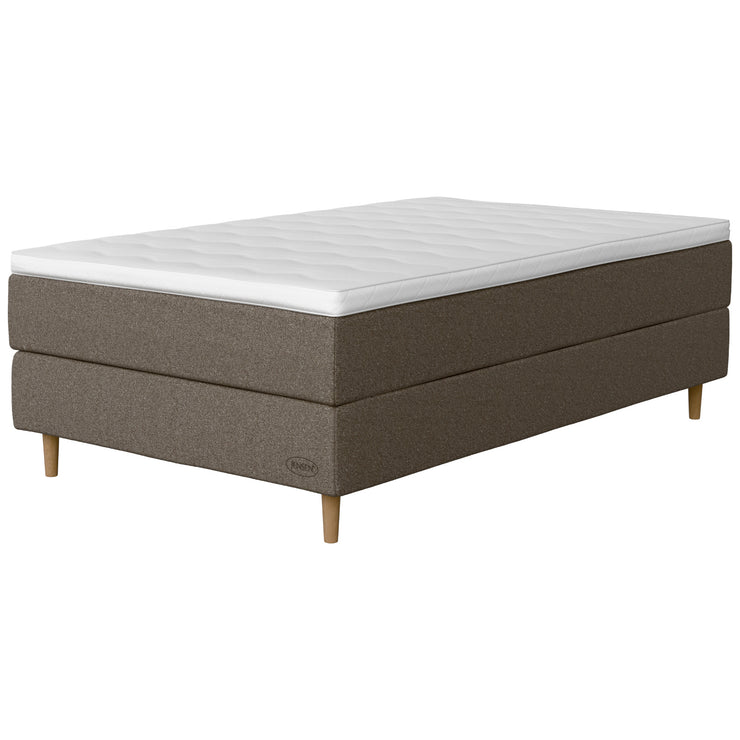 Jensen Opal -jenkkisängyn harmaanruskea 188 verhoilu ja 14 cm korkeat luonnonväriset Conic-tammijalat. Sleep 2 -sijauspatja ja jalat sisältyvät hintaan.