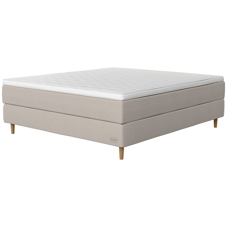 Jensen Opal -jenkkisängyn hiekanvärinen Sand 185 verhoilu ja 14 cm korkeat luonnonväriset Conic-tammijalat. Sijauspatja ja jalat sisältyvät hintaan.
