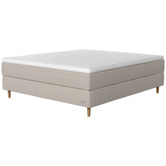 Jensen Opal -jenkkisängyn hiekanvärinen Sand 185 verhoilu ja 14 cm korkeat luonnonväriset Conic-tammijalat. Sleep 2 -sijauspatja ja jalat sisältyvät hintaan.