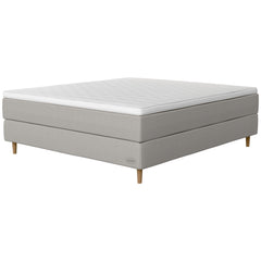 Jensen Opal -jenkkisängyn vaaleanharmaa Light Grey 186 verhoilu ja 14 cm korkeat luonnonväriset Conic-tammijalat. Sleep 2 -sijauspatja ja jalat sisältyvät hintaan.