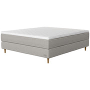 Jensen Opal -jenkkisängyn vaaleanharmaa Light Grey 186 verhoilu ja 14 cm korkeat luonnonväriset Conic-tammijalat. Sijauspatja ja jalat sisältyvät hintaan.