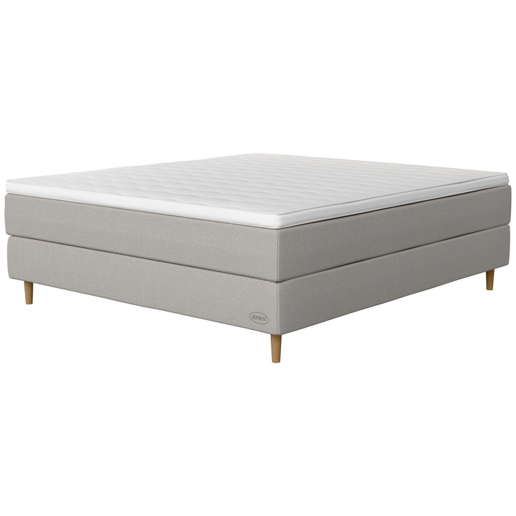 Jensen Opal -jenkkisängyn vaaleanharmaa Light Grey 186 verhoilu ja 14 cm korkeat luonnonväriset Conic-tammijalat. Sijauspatja ja jalat sisältyvät hintaan.