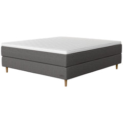 Jensen Opal -jenkkisängyn harmaa Grey 187 verhoilu ja 14 cm korkeat luonnonväriset Conic-tammijalat. Sleep 2 -sijauspatja ja jalat sisältyvät hintaan. 