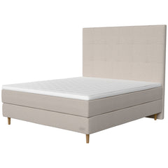 Jensen Opal -jenkkisängyn hiekanvärinen Sand 185 verhoilu ja 14 cm korkeat luonnonväriset Conic-tammijalat. Sleep 2 -sijauspatja ja jalat sisältyvät hintaan. Jensen-sängynpääty myydään erikseen.
