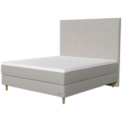 Jensen Opal -jenkkisängyn vaaleanharmaa Light Grey 186 verhoilu ja 14 cm korkeat luonnonväriset Conic-tammijalat. Sleep 2 -sijauspatja ja jalat sisältyvät hintaan. Jensen-sängynpääty myydään erikseen.