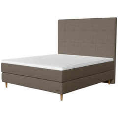 Jensen Opal -jenkkisängyn harmaanruskea 188 verhoilu ja 14 cm korkeat luonnonväriset Conic-tammijalat. Sleep 2 -sijauspatja ja jalat sisältyvät hintaan. Jensen-sängynpääty myydään erikseen.