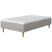 Jensen Opal -runkopatjasängyn vaaleanharmaa Light Grey 186 -verhoilu ja luonnonväriset 23 cm korkeat Conic-tammijalat. Sijauspatja ja jalat sisältyvät hintaan.