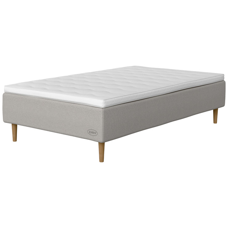 Jensen Opal -runkopatjasängyn vaaleanharmaa Light Grey 186 -verhoilu ja luonnonväriset 23 cm korkeat Conic-tammijalat. Sijauspatja ja jalat sisältyvät hintaan.