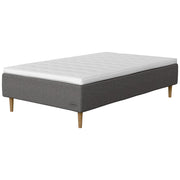 Jensen Opal -runkopatjasängyn harmaa Grey 187 -verhoilu ja luonnonväriset 23 cm korkeat Conic-tammijalat. Sijauspatja ja jalat sisältyvät hintaan.