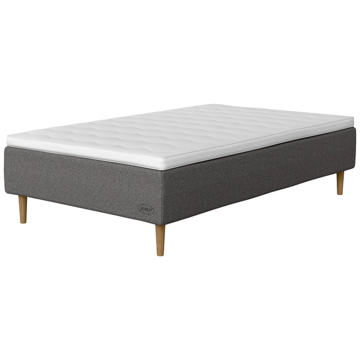 Jensen Opal -runkopatjasängyn harmaa Grey 187 -verhoilu ja luonnonväriset 23 cm korkeat Conic-tammijalat. Sijauspatja ja jalat sisältyvät hintaan.