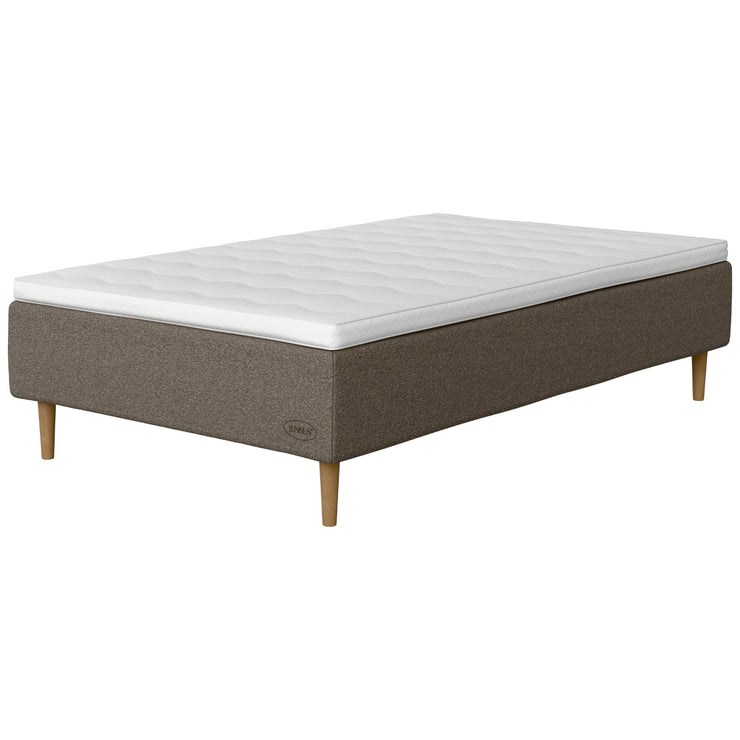Jensen Opal -runkopatjasängyn harmaanruskea Grey Brown 188 -verhoilu ja luonnonväriset 23 cm korkeat Conic-tammijalat. Sijauspatja ja jalat sisältyvät hintaan.