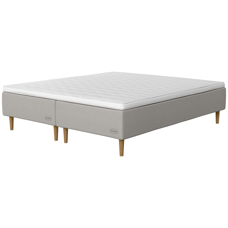 Jensen Opal -runkopatjasängyn vaaleanharmaa Light Grey 186 -verhoilu ja luonnonväriset 23 cm korkeat Conic-tammijalat. Yhtenäinen 
sijauspatja ja jalat sisältyvät hintaan.