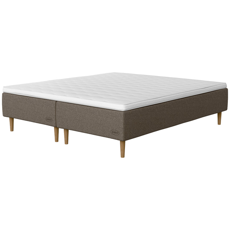 Jensen Opal -runkopatjasängyn harmaanruskea Grey Brown 188 -verhoilu ja luonnonväriset 23 cm korkeat Conic-tammijalat. Yhtenäinen sijauspatja ja jalat sisältyvät hintaan.