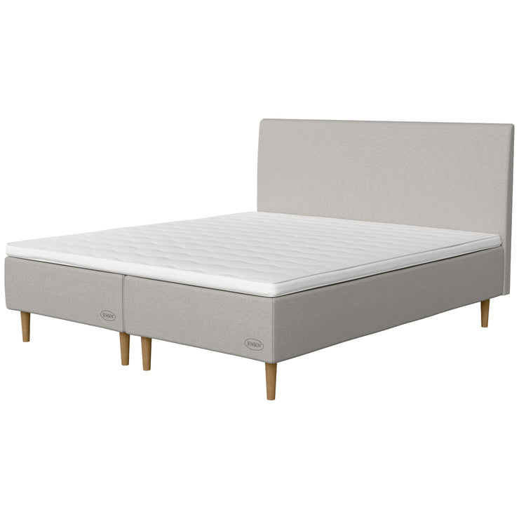 Jensen Opal -runkopatjasängyn vaaleanharmaa Light Grey 186 -verhoilu ja luonnonväriset 23 cm korkeat Conic-tammijalat. Yhtenäinen sijauspatja ja jalat sisältyvät hintaan. Jensen-sängynpääty myydään erikseen.