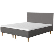 Jensen Opal -runkopatjasängyn harmaa Grey 187 -verhoilu ja luonnonväriset 23 cm korkeat Conic-tammijalat. Yhtenäinen sijauspatja ja jalat sisältyvät hintaan. Jensen-sängynpääty myydään erikseen.
