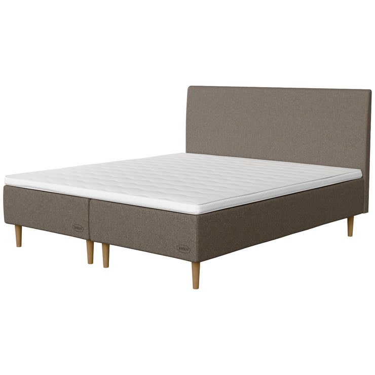 Jensen Opal -runkopatjasängyn harmaanruskea Grey Brown 188 -verhoilu ja luonnonväriset 23 cm korkeat Conic-tammijalat. Yhtenäinen sijauspatja ja jalat sisältyvät hintaan. Jensen-sängynpääty myydään erikseen.
