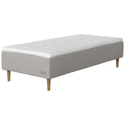 Jensen Opal -runkopatjasängyn vaaleanharmaa Light Grey 186 -verhoilu ja luonnonväriset 23 cm korkeat Conic-tammijalat. Sijauspatja ja jalat sisältyvät hintaan.