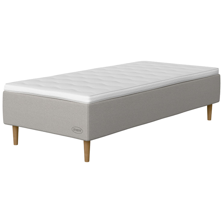 Jensen Opal -runkopatjasängyn vaaleanharmaa Light Grey 186 -verhoilu ja luonnonväriset 23 cm korkeat Conic-tammijalat. Sijauspatja ja jalat sisältyvät hintaan.