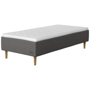 Jensen Opal -runkopatjasängyn harmaa Grey 187 -verhoilu ja luonnonväriset 23 cm korkeat Conic-tammijalat. Sijauspatja ja jalat sisältyvät hintaan.