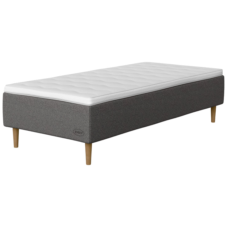 Jensen Opal -runkopatjasängyn harmaa Grey 187 -verhoilu ja luonnonväriset 23 cm korkeat Conic-tammijalat. Sijauspatja ja jalat sisältyvät hintaan.
