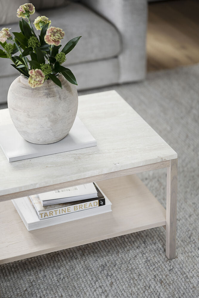 Valkotammenvärinen Orwel-sohvapöytä 140 x 60 cm sekä Duncan-sohva (myydään erikseen).