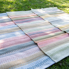 Kuvassa on monivärisen Polkka-puuvillamaton kaikki värit vasemmalta: sinisävyinen sininen-roosa, sekä oranssin sävyinen vihreä-oranssi ja keltasävyinen vihreä-keltainen.