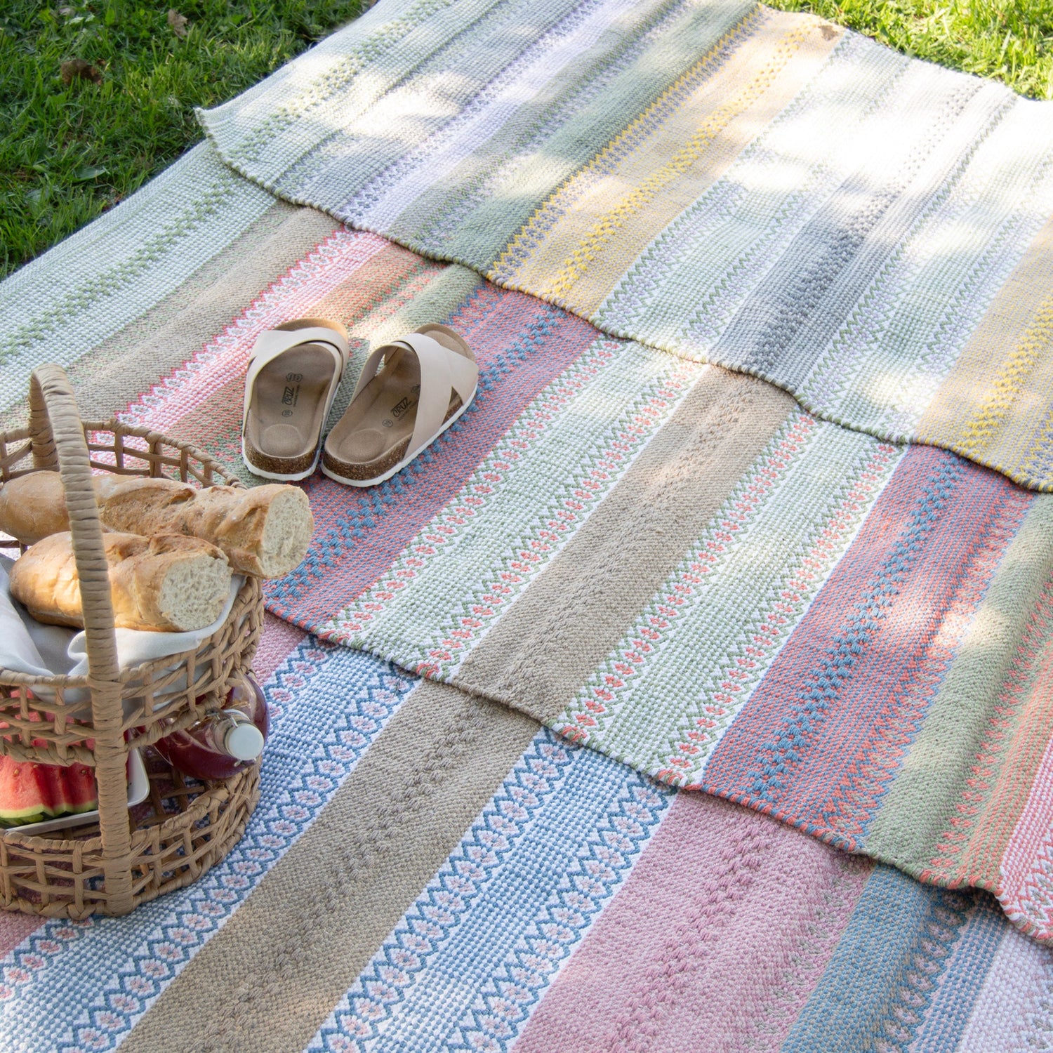 Kuvassa on monivärisen Polkka-puuvillamaton kaikki värit vasemmalta: sinisävyinen sininen-roosa, sekä oranssin sävyinen vihreä-oranssi ja keltasävyinen vihreä-keltainen.