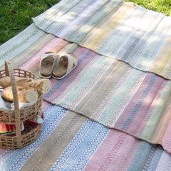 Kuvassa on monivärisen Polkka-puuvillamaton kaikki värit vasemmalta: sinisävyinen sininen-roosa, sekä oranssin sävyinen vihreä-oranssi ja keltasävyinen vihreä-keltainen.