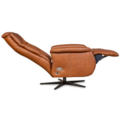Recliner 10 -tuoli konjakinvärisellä täysnahkaverhoilulla ja mustalla alumiinijalalla. Mekanismituoli on malliltaan siro ja kapea recliner mm. pyörintämekanismilla. Pyörivässä lepotuolissa on selkänojan kallistusmekanismi, nouseva jalkarahi ja säädettävä niskatuki.