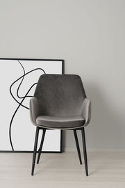 Reily-tuoli harmaalla kangasverhoilulla ja mustilla metallijaloilla.