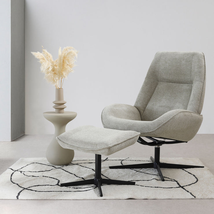 Kebe Roma -tv-tuolisetti harmaanbeigen värisellä Mito Mushroom 707 -kangasverhoilulla ja mustalla Bossa Flat -ristikkojalalla.  Settiin kuuluu optimaalisena jalkatukena toimiva rahi.