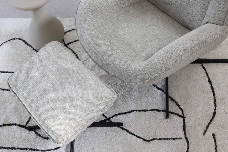 Lähikuvassa Kebe Roma -nojatuoli ja rahi harmaanbeigen värisellä Mito Mushroom 707 -kangasverhoilulla ja mustalla Bossa Flat -ristikkojalalla.