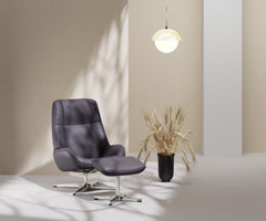 Kuvassa on yhdistelmäsetti Kebe Roma -nojatuolista Balder-nahkaverhoilulla ja krominvärisellä Vision-ristikkojalalla, sekä samanvärinen rahi. Tv-tuoli on räätälöitävissä Stemma-myymälöissä verhoilun ja jalkamallin osalta.