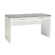 Leveän Shape-työpöydän pääväri on valkoinen ja kansi on harmaan betoninvärinen. Kirjoituspöydässä on laatikot pöytätason alla.