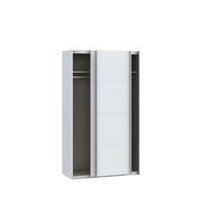 Kuvassa mattavalkoinen 120 cm Kira-liukuovikomero, liukuovet raollaan. Kaapin sisus on väriltään harmaata kangasjäljitelmää. Henkaritanko ja Sophisticspace-vetimet ovat metallia.