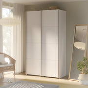 Kuvassa on mattavalkoinen 120 cm Kira-liukuovikomero. Henkaritanko ja Sophisticspace-vetimet ovat metallia.