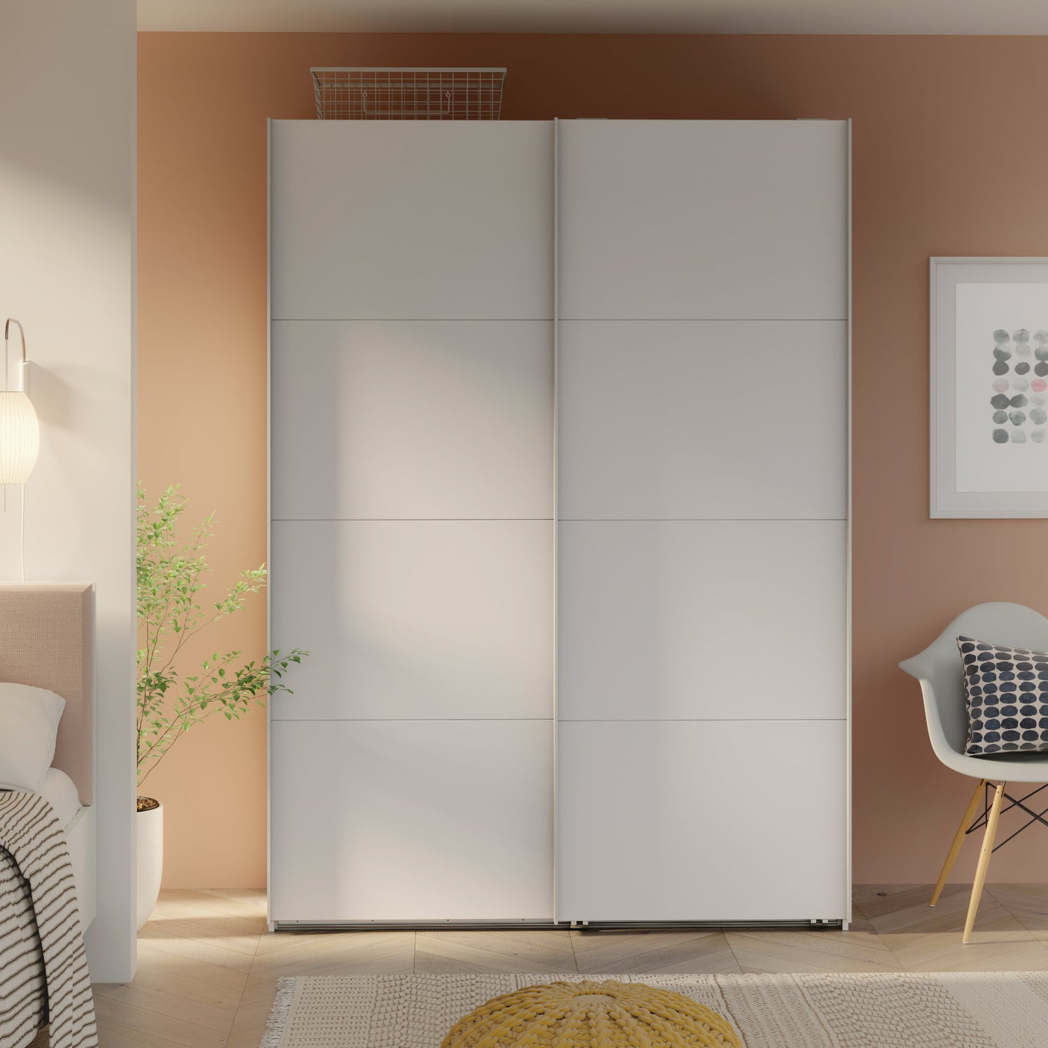 Kuvassa on mattavalkoinen 150 cm Kira-liukuovikomero. Sophisticspace-vetimet ovat metallia.