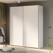 Kuvassa on mattavalkoinen 150 cm Kira-liukuovikomero. Sophisticspace-vetimet ovat metallia.