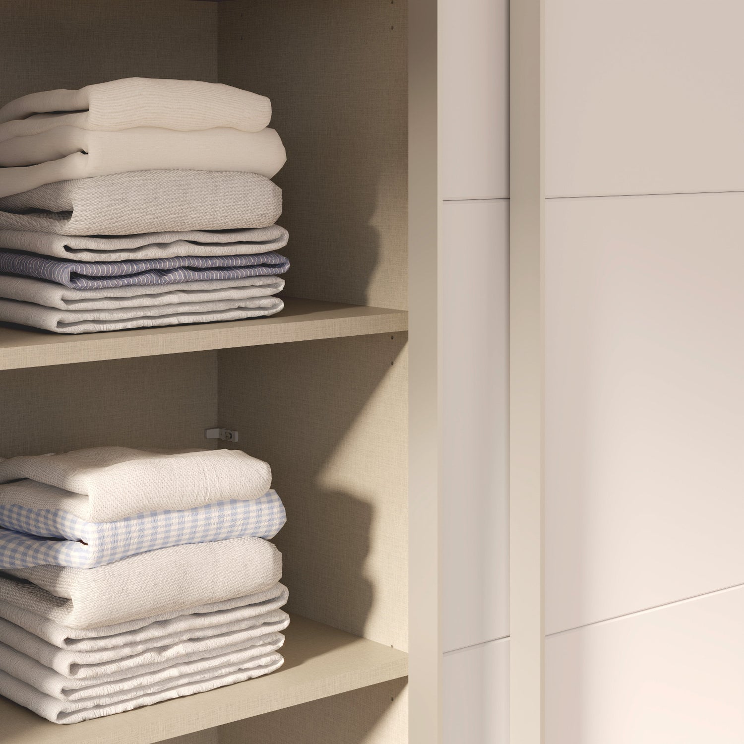 Kuvassa on mattavalkoinen Kira-liukuovikomero - toinen liukuovi avoinna ja kaappia on täydennetty näkyvissä olevilla erikseen myytävillä lisähyllyillä. Kaapin sisus on väriltään harmaata kangasjäljitelmää.