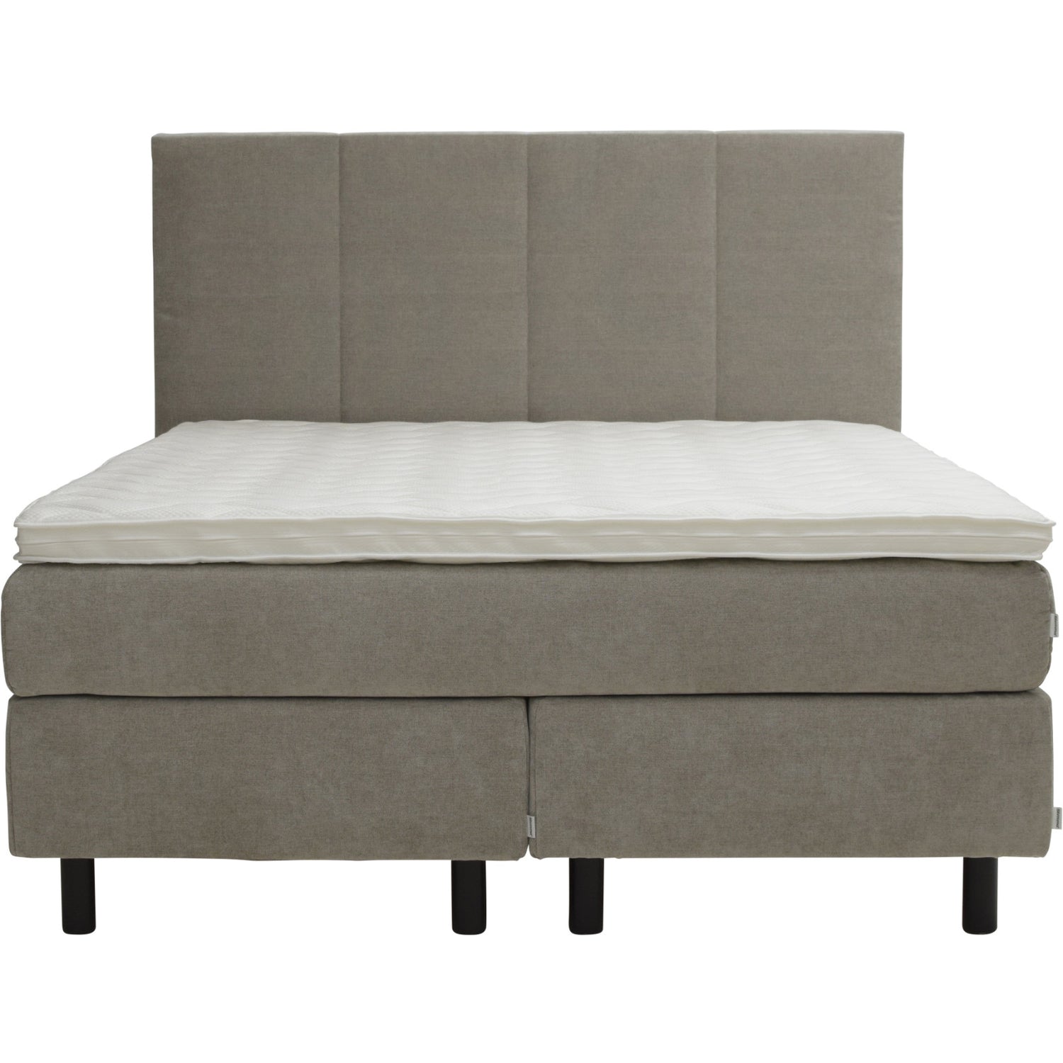 Juhlajenkki Saga -jenkkisänkypaketti verhoiltuna hiekanvärisellä Avila 09 -kankaalla. Valkoinen Relax-petauspatja ja mustat pyöreät tolppajalat, sekä Heaven by Unico Gold -sängynpääty kuuluvat pakettiin.