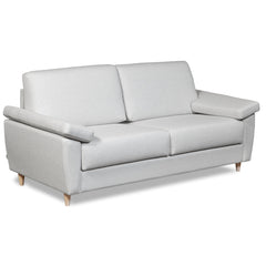 Salla-vuodesohva vaalealla Minco 2-kangasverhoilulla ja luonnonvärisillä puujaloilla.